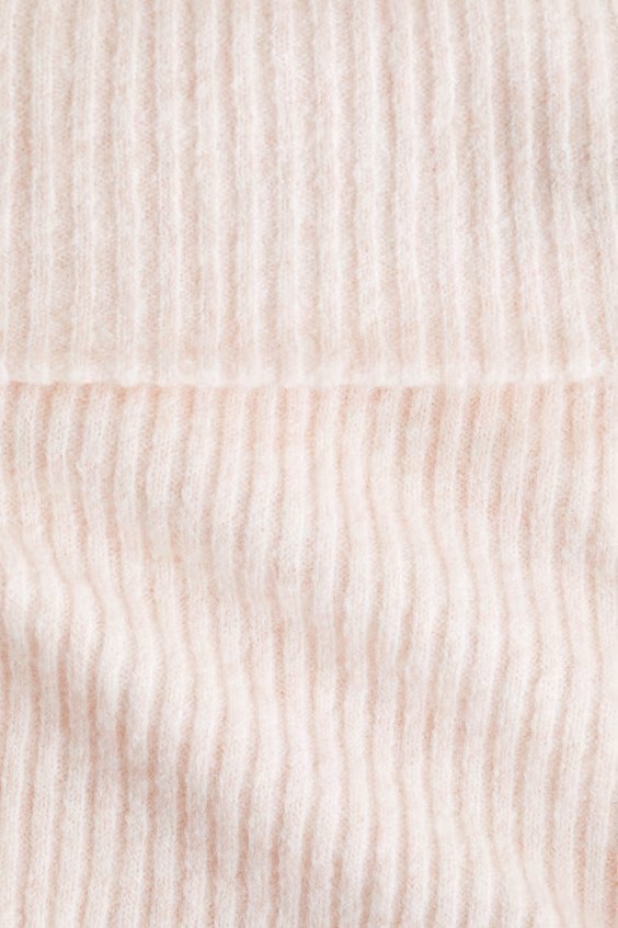Свитер из вязаного рубчика с открытыми плечами