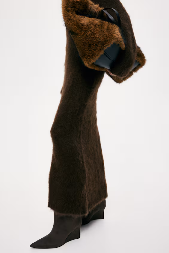 Платье из мохера с открытой спиной