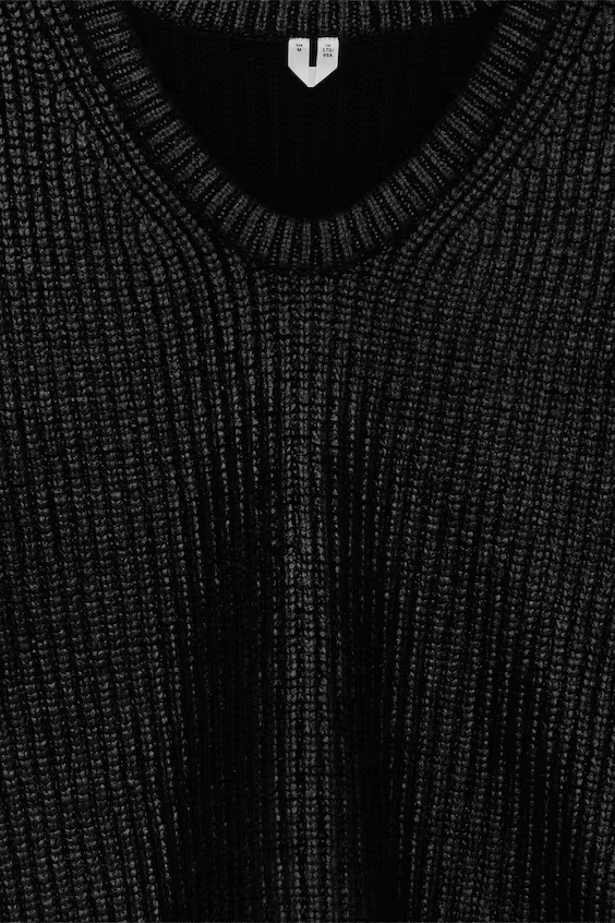 Покрытый шерстью свитер