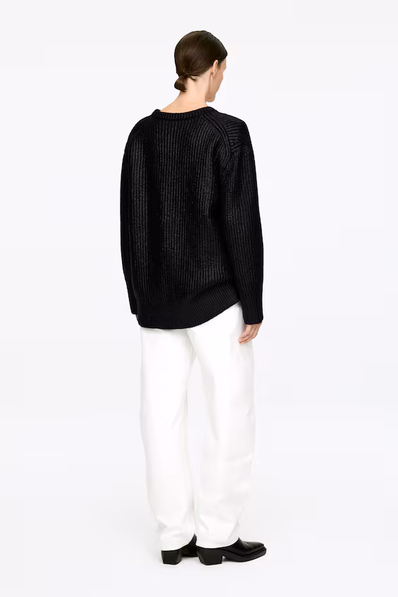 Покрытый шерстью свитер