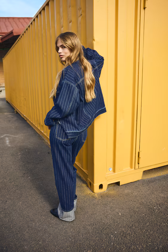 Джинсы широкие с ультравысокой посадкой и подворотами