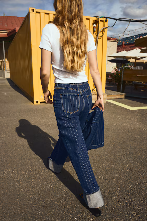 Джинсы широкие с ультравысокой посадкой и подворотами