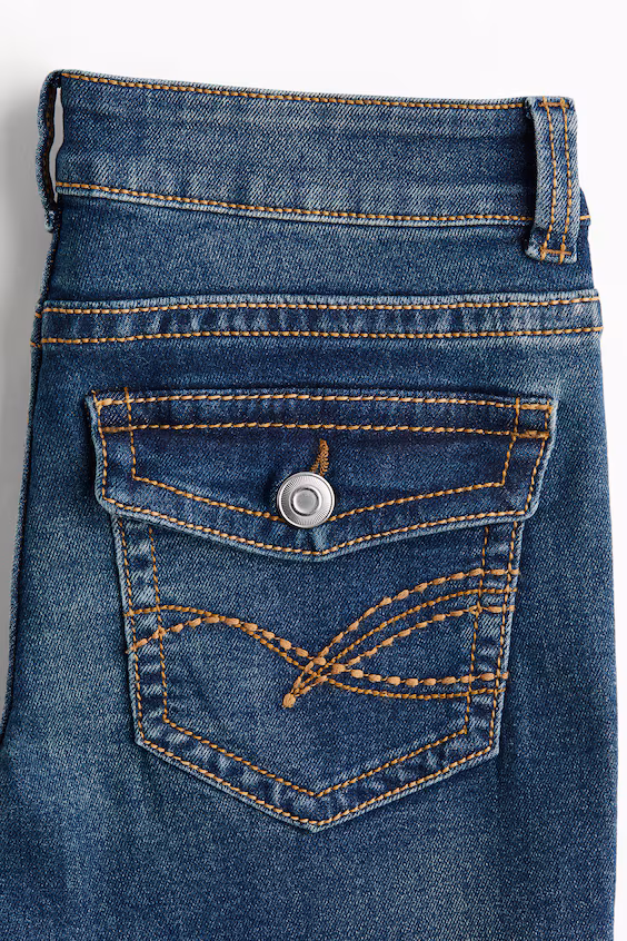 Джинсы с низкой посадкой и расклешенные штанины