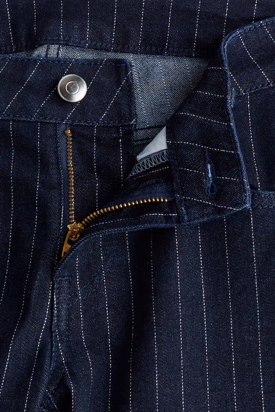 Джинсы с блестящими утяжками и расклешенными штанинами