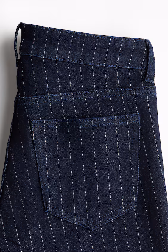 Джинсы с блестящими утяжками и расклешенными штанинами