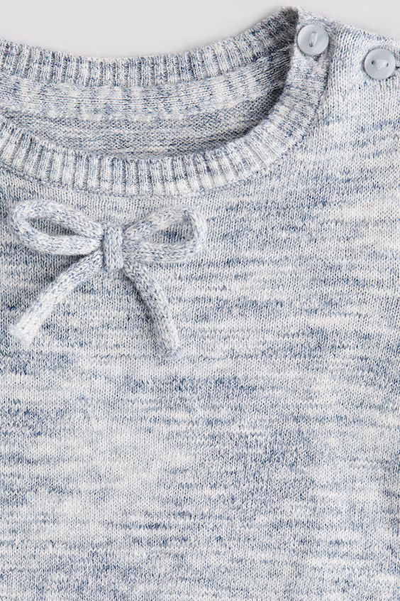 Свитер из тонкой вязаной ткани