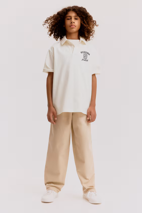 Поло с текстовым мотивом