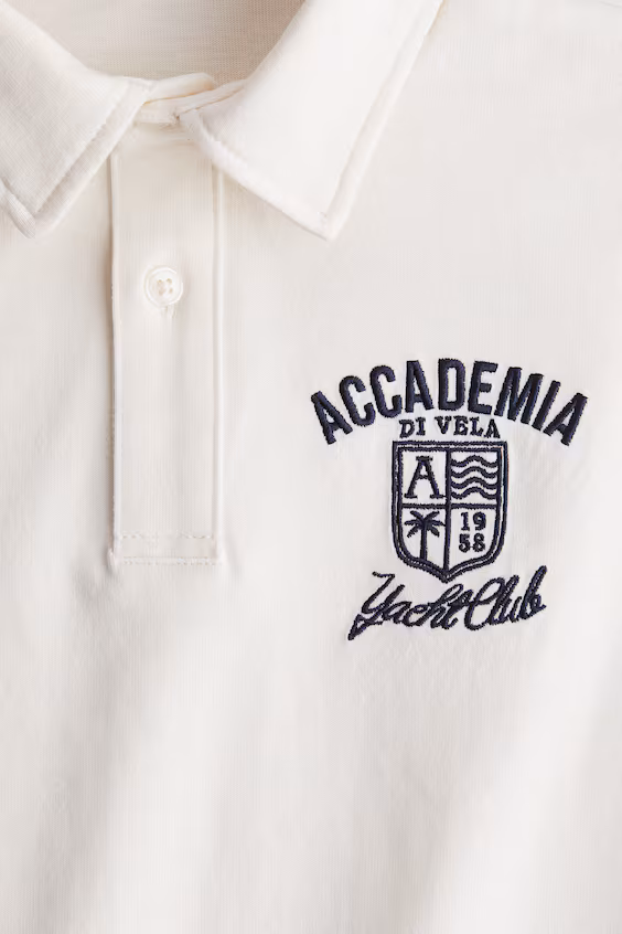 Поло с текстовым мотивом