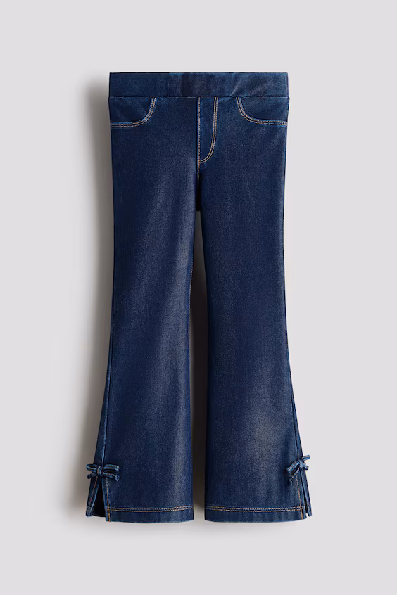 Леггинсы-джеггинсы с расклешенной брючиной, визуально напоминающие джинсу