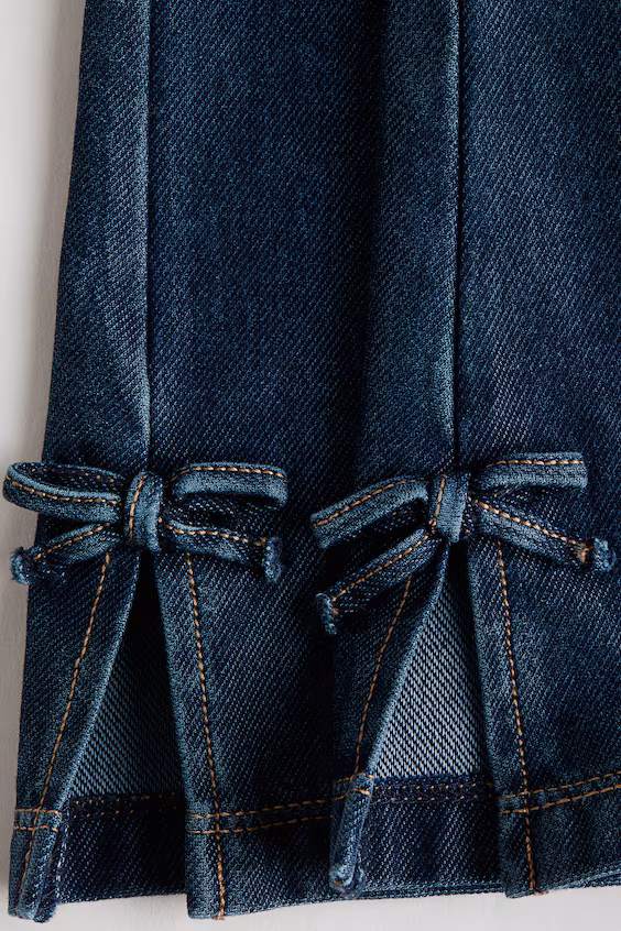 Леггинсы-джеггинсы с расклешенной брючиной, визуально напоминающие джинсу