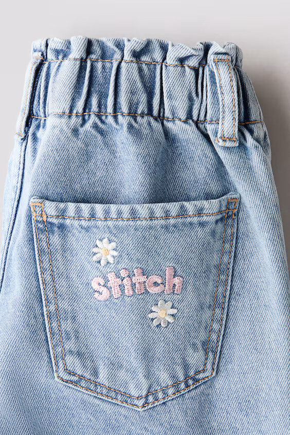 Джинсы с широкими штанинами с рисунками