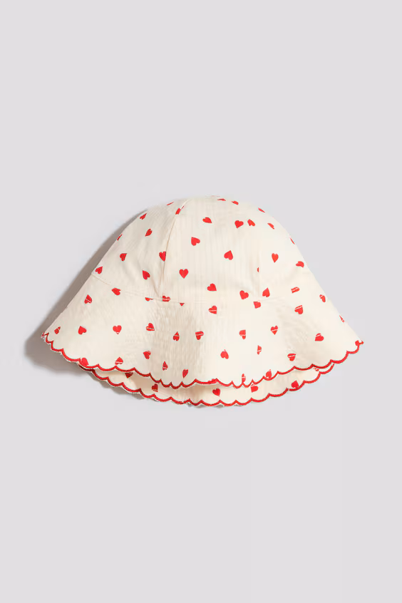 Солнечная шляпа с широкими полями в кремовом цвете с сердечками