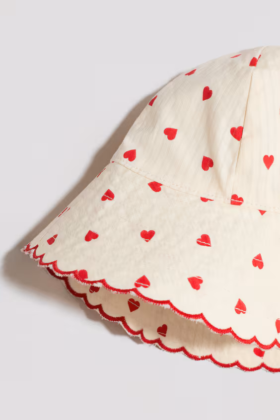 Солнечная шляпа с широкими полями в кремовом цвете с сердечками