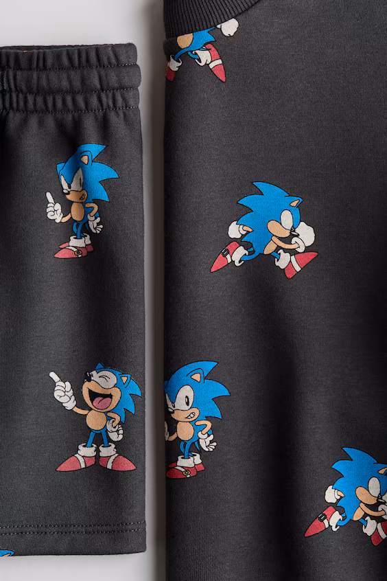 Костюм из свитшота и шорт