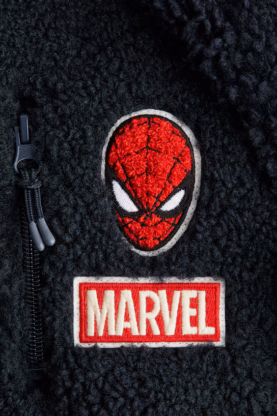 Жакет из искусственного меха с аппликациями