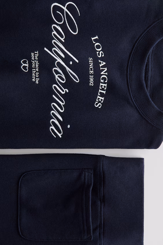 Костюм из свитшота и брюк