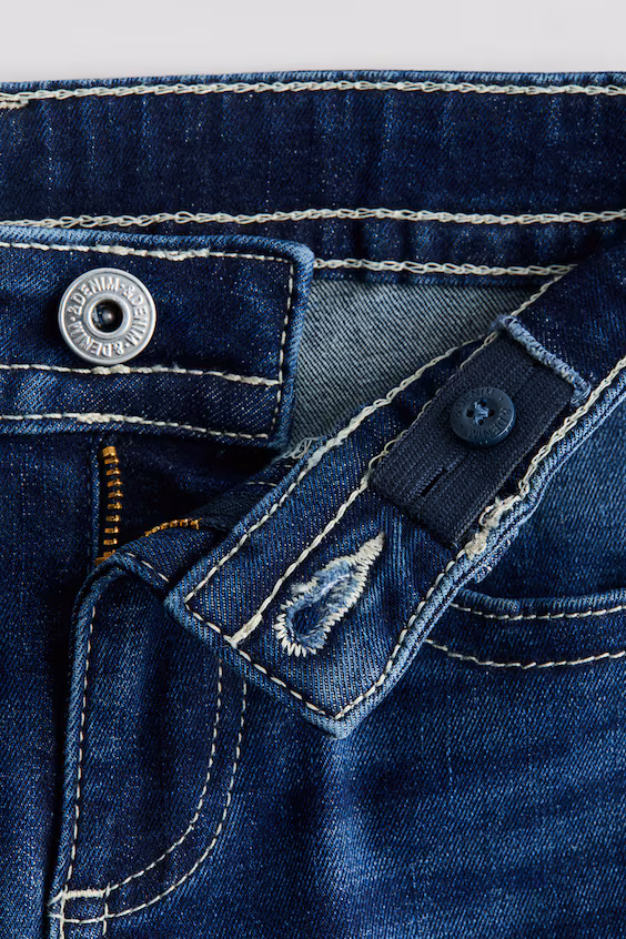 Джинсы с расклешенными штанинами и низкой посадкой