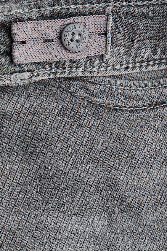 Джинсы с низкой посадкой и расклешенными штанинами