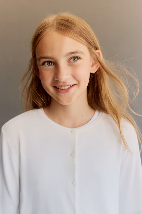 Тонкое белое платье из мягкой ткани