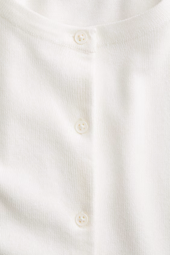 Тонкое белое платье из мягкой ткани