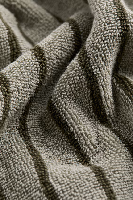 Полотенце в полоску для ванной