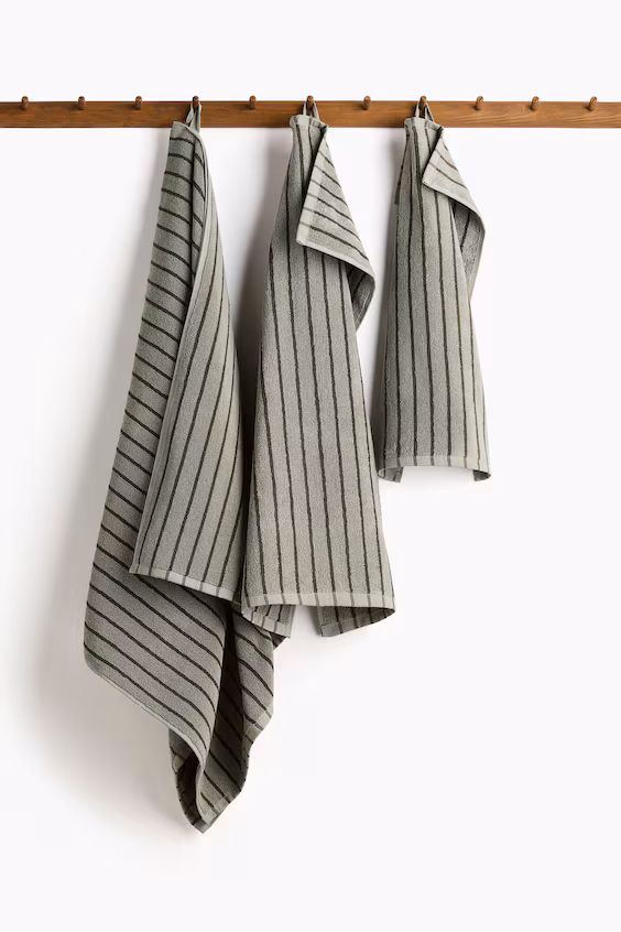 Полотенце в полоску для ванной