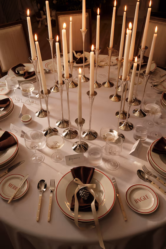 Большая свеча в металлическом подсвечнике