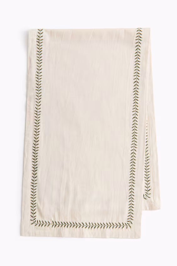 Скатерть с вышивкой из смесового льна