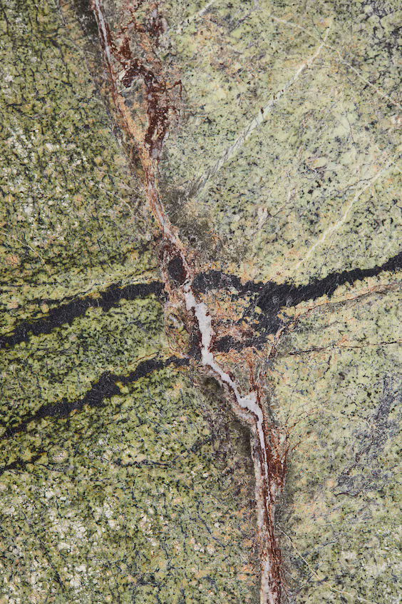 Тарелка для сервировки из мрамора с ножкой