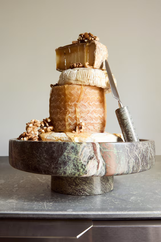 Тарелка для сервировки из мрамора с ножкой