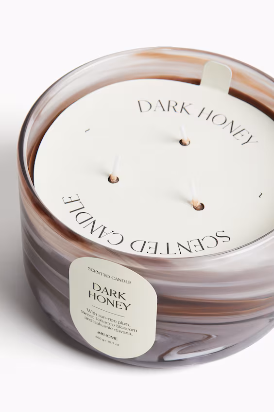 Большая ароматизированная свеча в стеклянной подставке