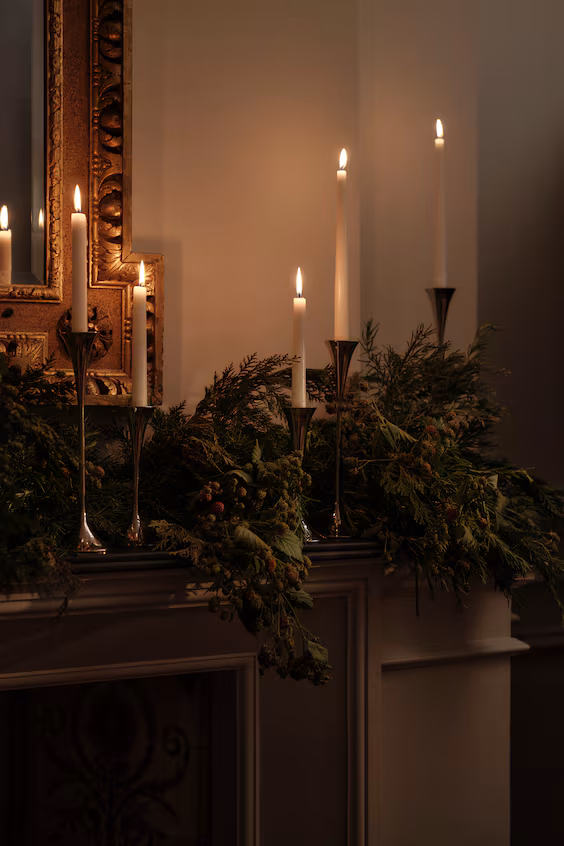 Небольшой металлический подсвечник