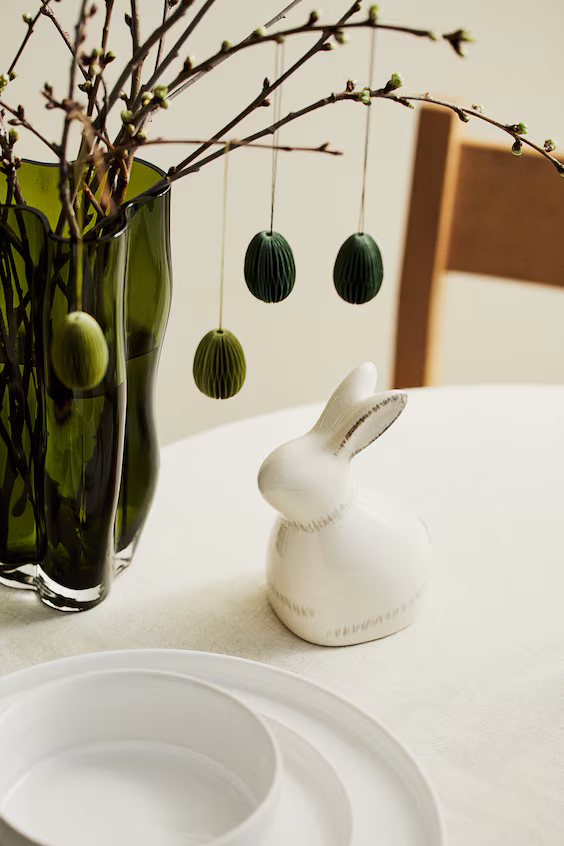 Пасхальный кролик из фаянса