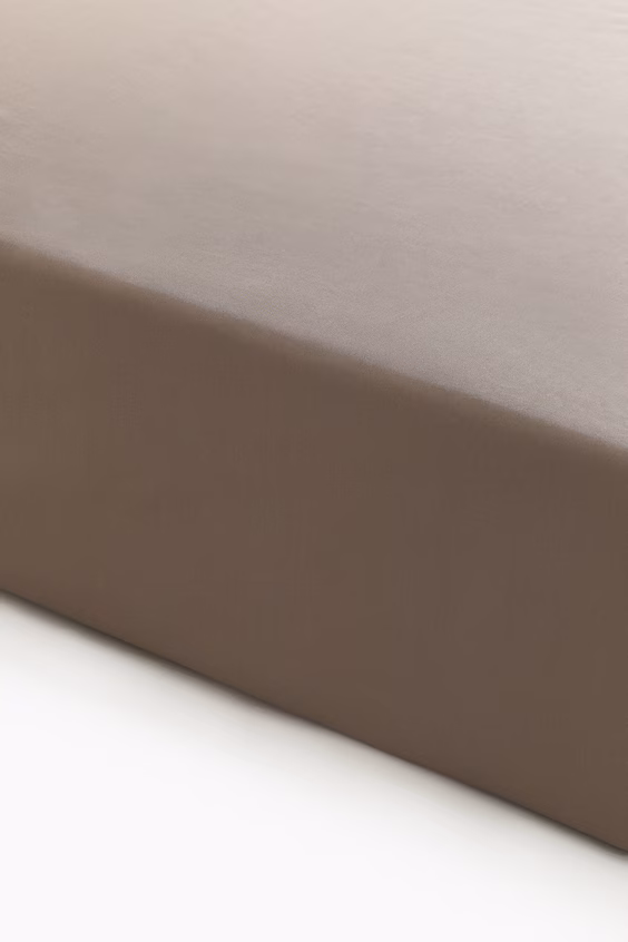 Простыня на резинке из атласа