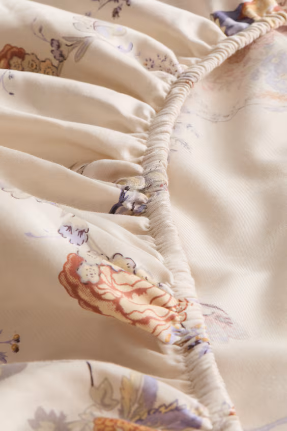 Простыня на резинке из принтованного атласа