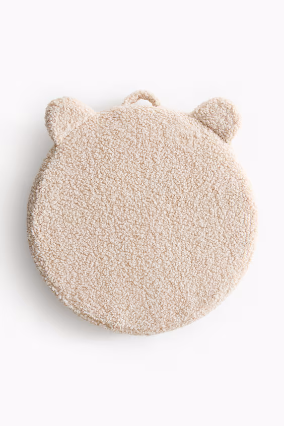 Плед на полу из искусственного меха