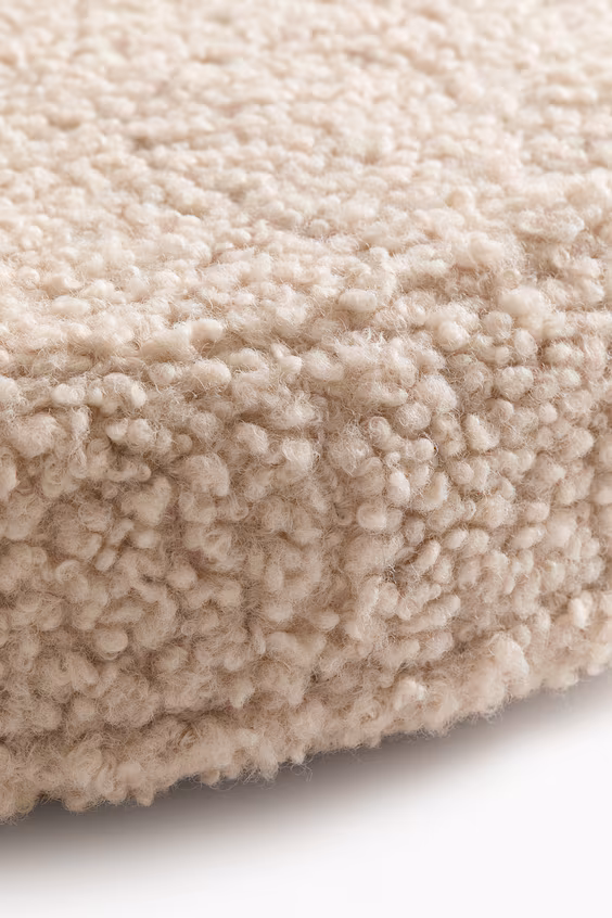 Плед на полу из искусственного меха