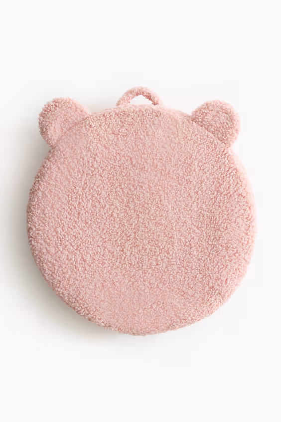 Плед на полу из искусственного меха