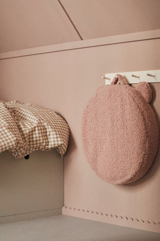 Плед на полу из искусственного меха