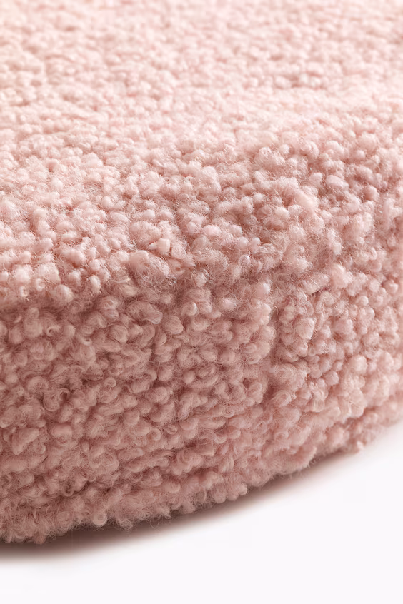 Плед на полу из искусственного меха