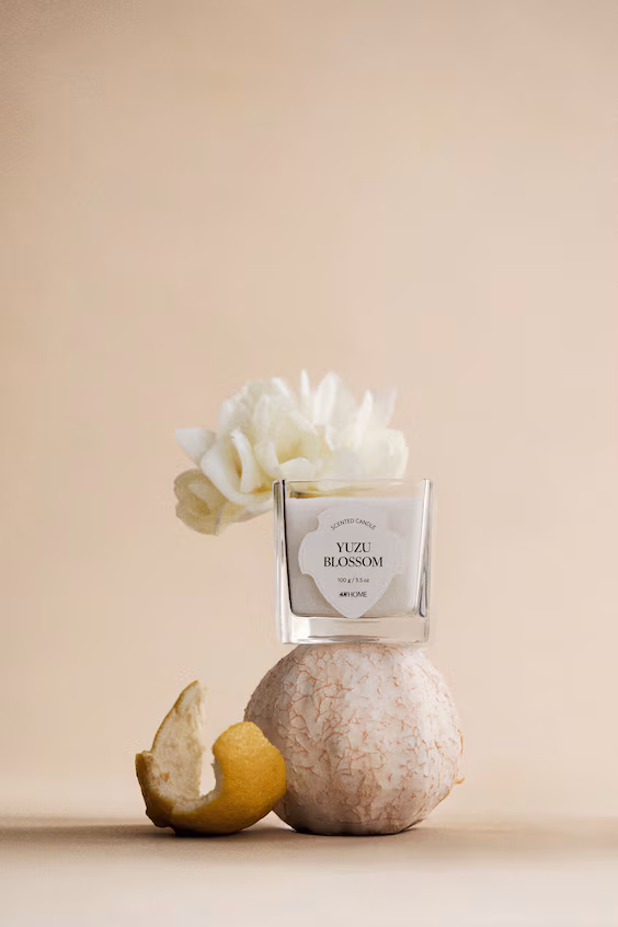 Ароматическая свеча в маленьком стеклянном контейнере