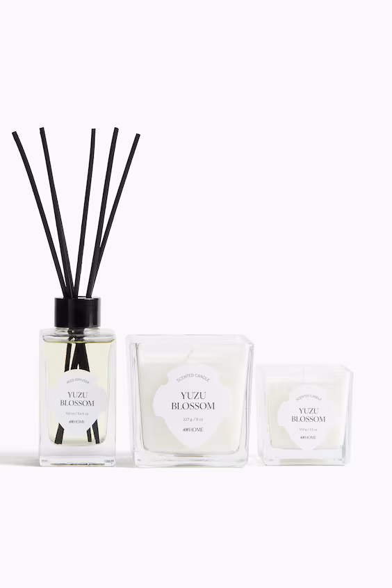 Ароматическая свеча в маленьком стеклянном контейнере