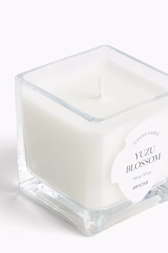 Ароматическая свеча в маленьком стеклянном контейнере