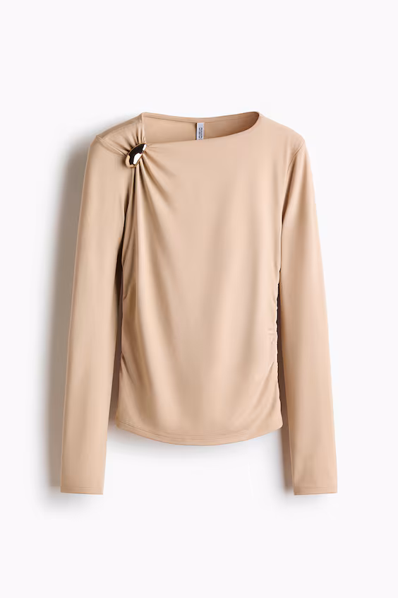 Свитер с асимметричной линией