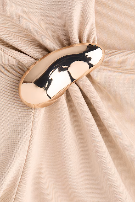 Свитер с асимметричной линией