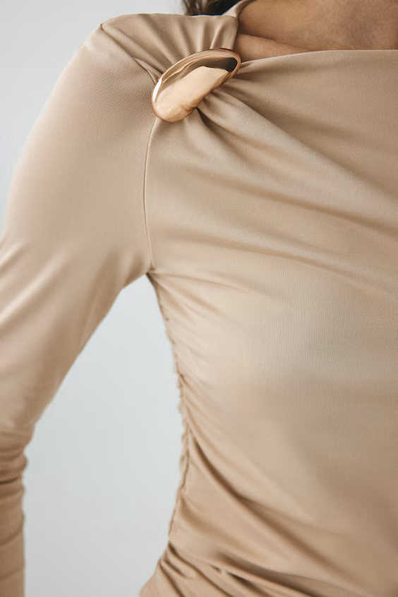 Свитер с асимметричной линией