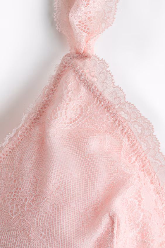 Мягкий бюстгальтер с подушечками из кружева