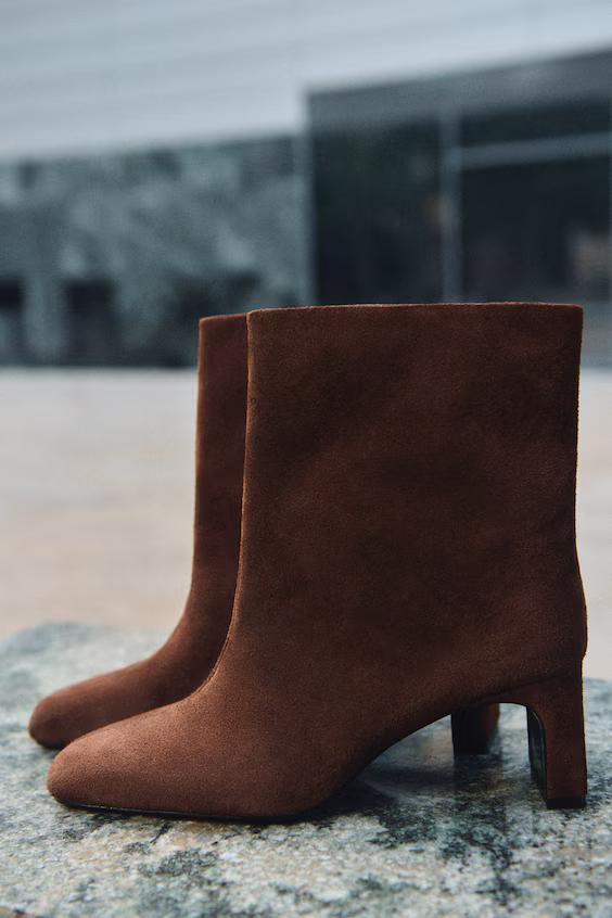 Ботинки из замши на высоком каблуке