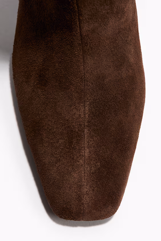 Ботинки из замши на высоком каблуке