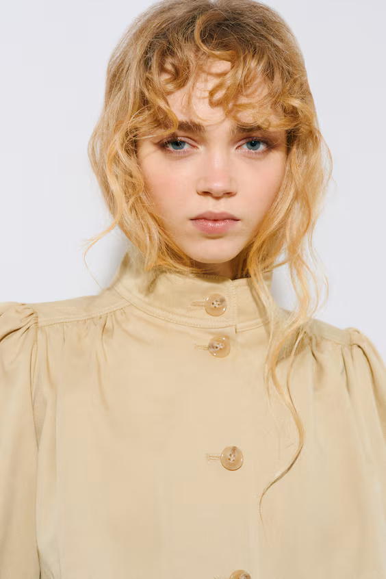 Плащ из саржи с набалдашниками на рукавах